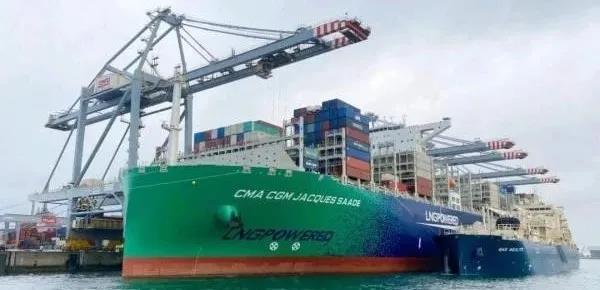 沪东中华“培育”的两个“世界冠军”在荷兰鹿特丹港紧密“牵手”