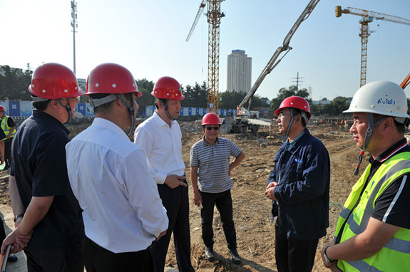 大連副市長靳國衛(wèi)視察熱電集團(tuán)恒流儲能調(diào)峰電站項(xiàng)目