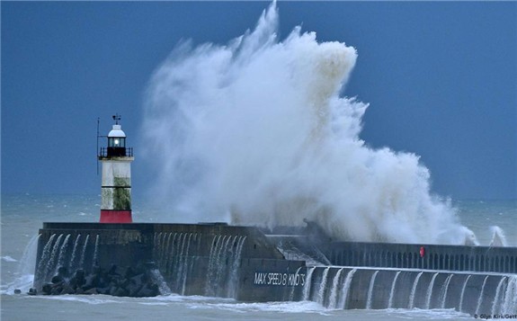 風暴“貝拉”襲擾法國多地，致法國幾萬家庭停電