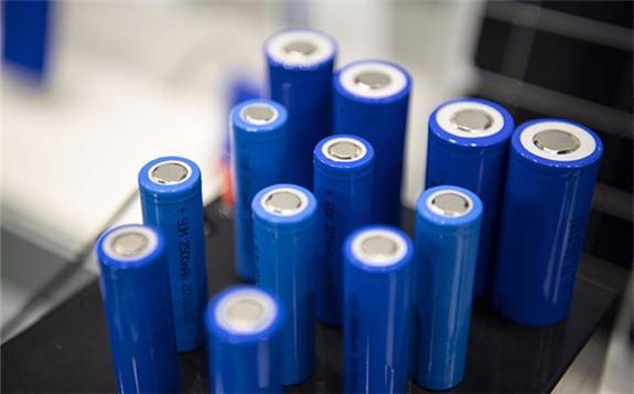 麻省理工发现了一种新型电解质，可实现更持久更强大的锂离子电池