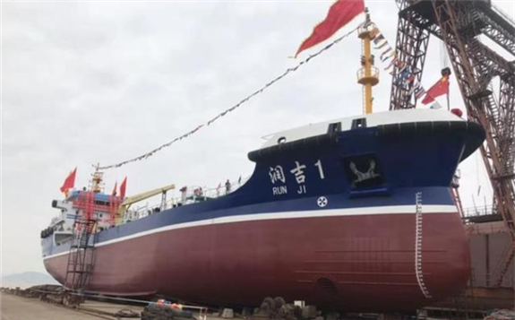 中国石化首个“海上移动加油站”润吉1号启航