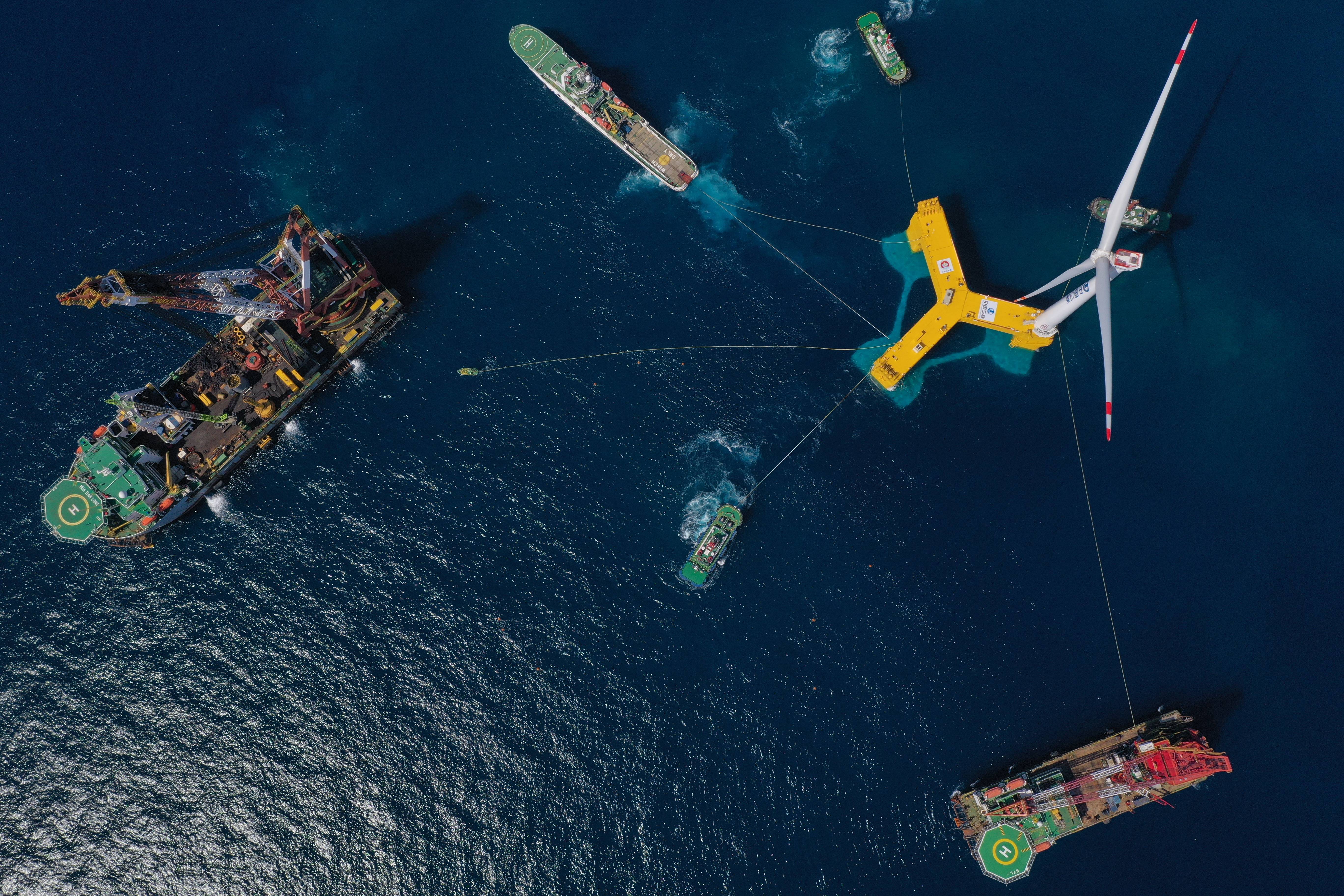 全球首臺抗臺風型漂浮式海上風電機組昨日在廣東陽江安裝成功