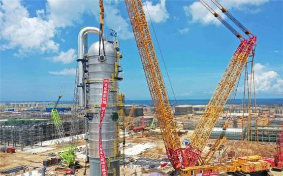 重达千吨 海南炼化百万吨乙烯项目吊装首台大型塔器
