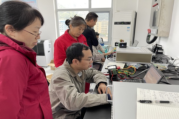国能（连江）港电有限公司开展2号机组测量屏表记校验工作