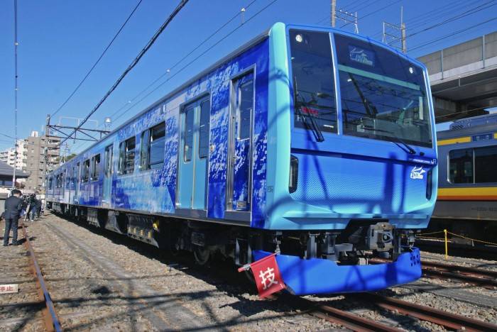 东日本铁路公司展示氢燃料电池试验列车 目标2030年前投入使用