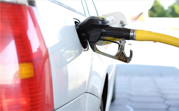 油价飙升 美国多州呼吁暂停征收汽油税