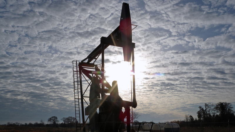 隨著世界應對供應短缺，石油可能會繼續波動且價格昂貴