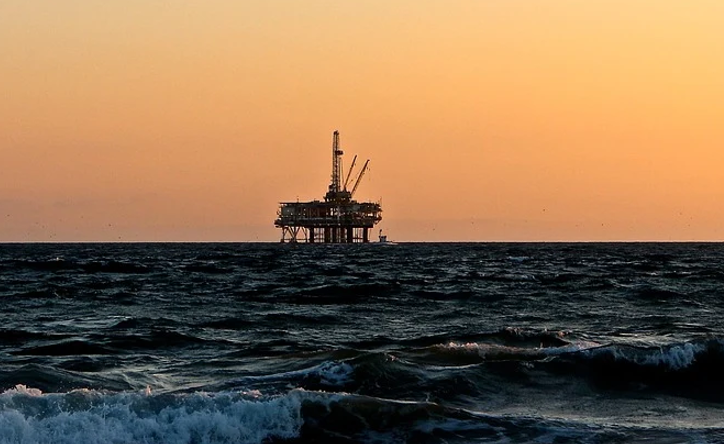 世界首个海上超稠油储量规模化开发油田顺利投产