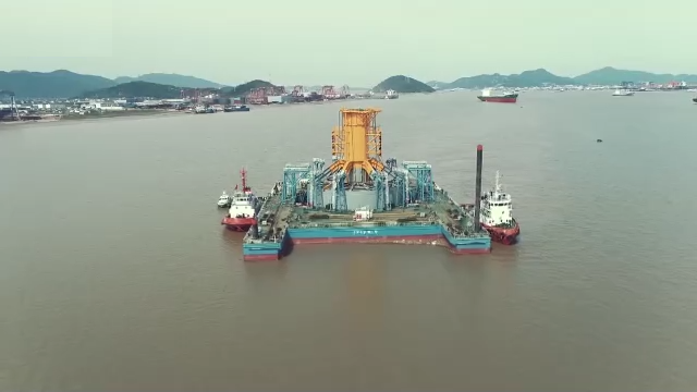 中國首創海上風電筒型基礎專用浮運平臺順利出港