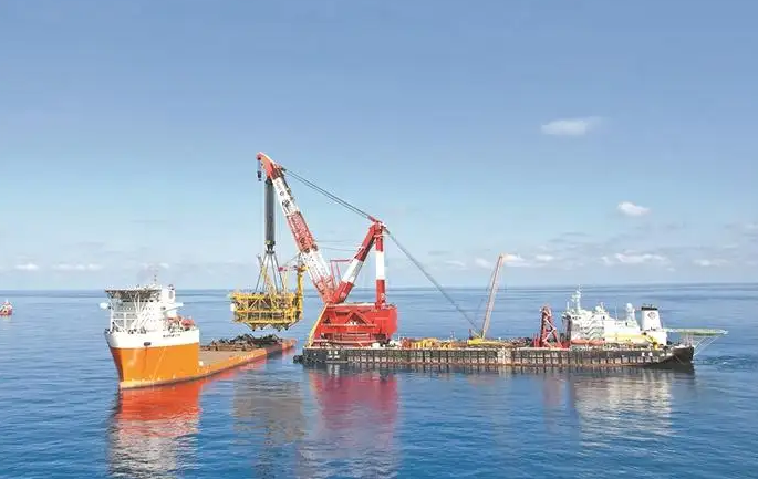 “?；惶枴蓖瓿珊Ｉ习惭b 刷新我國海上單體原油生產平臺重量紀錄