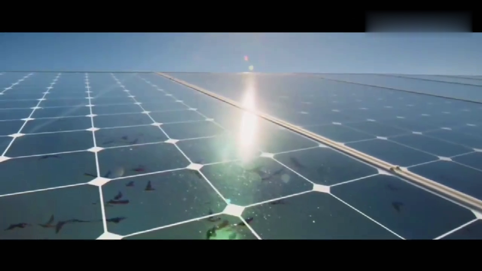 “太陽能板光伏發電”場面很壯觀