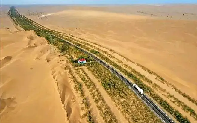 新疆塔里木沙漠公路新建86座光伏發電站全部投用