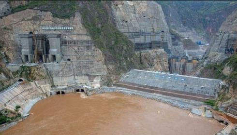 270萬方混凝土阻斷大江！中國第四大、全球第七水電站大壩終貫通