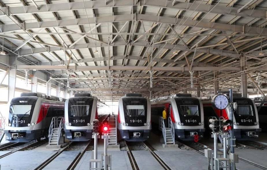 “中国造”电动车组首次开进埃及 —中企承建埃及首条轻轨铁路通车试运行