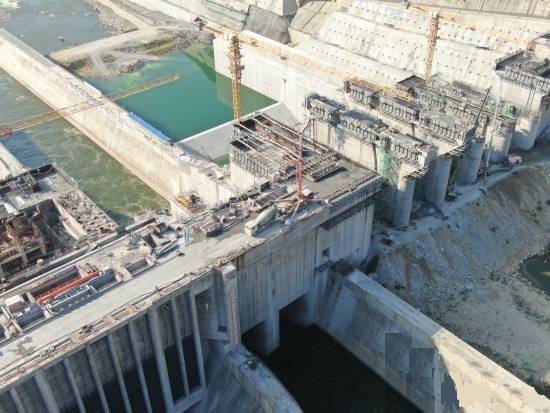 黄金峡水利枢纽工程纵向围堰坝段顺利浇筑至顶！