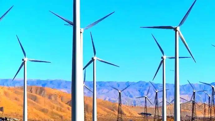 新疆霍尔果斯：“甩挂”模式助中国大型风电项目设备顺利“通关”