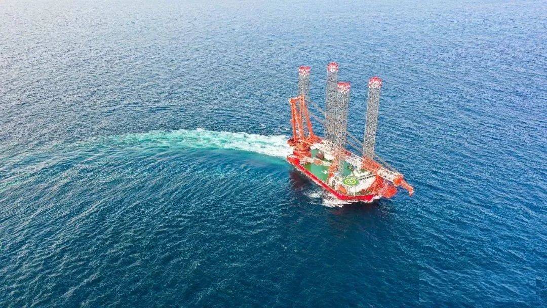 国内首艘2000吨级海上风电安装船试航凯旋