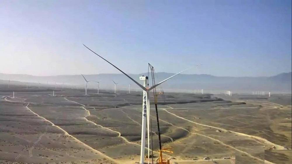 新疆首台陆上单机容量最大风电机组吊装成功