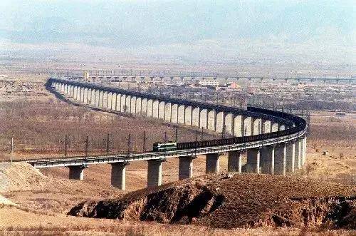 中国运煤专线大秦铁路秋季集中修2.9万人施工 为历年之最
