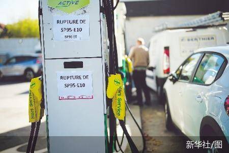 在法国巴黎一处加油站拍摄的停止服务的加油机。 