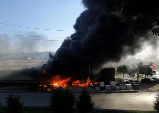 土耳其科贾埃利省一处储油设施发生火灾