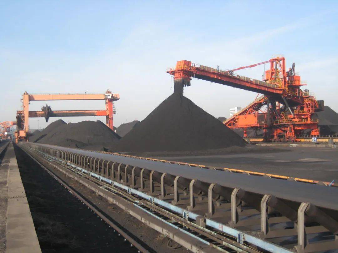 煤炭调进将显著增加，港口煤市一改躁动上涨局面，煤价松动下降，产地调价煤矿数量见少，变动程度有所减弱
