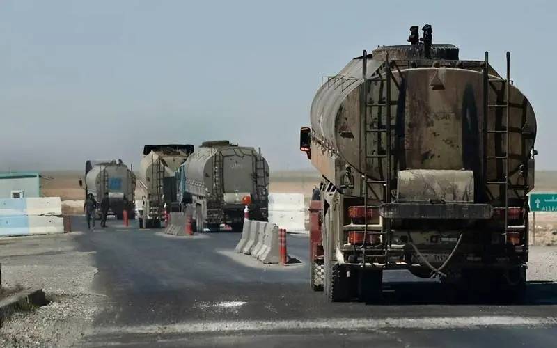 美国非法驻军使用43辆油罐车，盗运叙利亚石油资源
