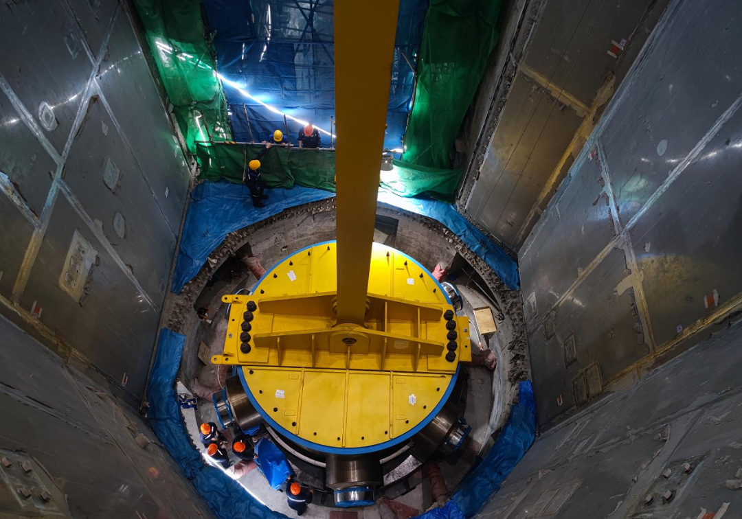 太平岭核电1号机组首台反应堆压力容器吊装就位