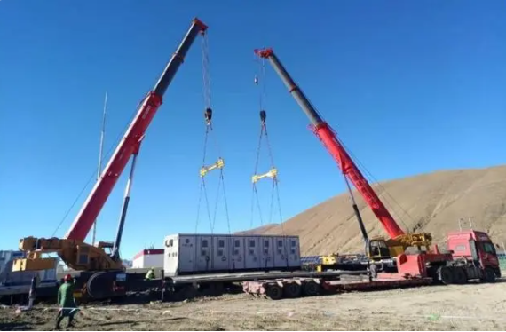 西藏昌都天晶光伏项目首台储能电池舱完成吊装
