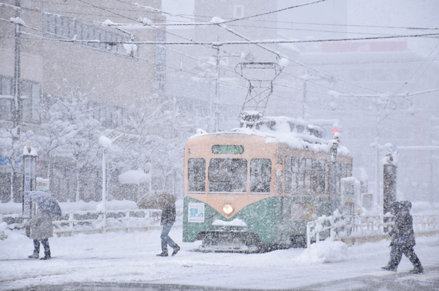 日本多地连降大雪 数以万计家庭停电