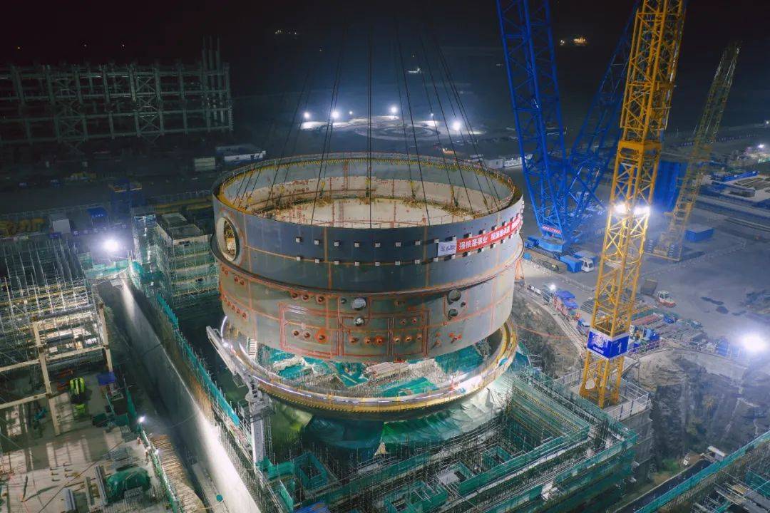 奋进新征程｜三门核电3号机组核岛钢制安全壳一环顺利吊装就位