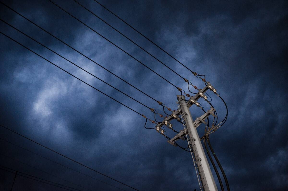 外媒：美国加州暴风雨持续 33万户断电
