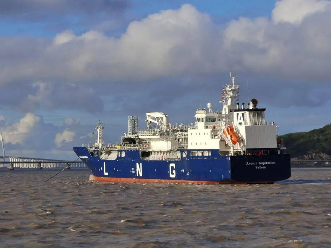 西班牙首艘小型LNG燃料加注船完成交付