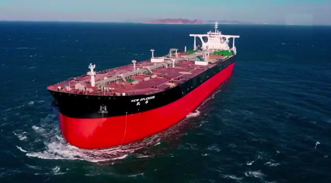 30万吨绿色环保原油船在大连交付