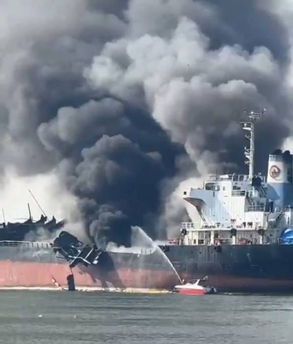 一艘停泊在泰国的油轮发生爆炸，已造成数十人受伤
