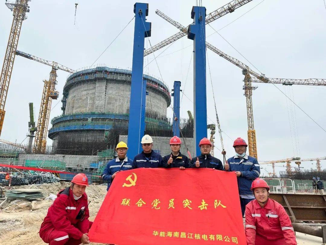 华能海南昌江核电二期项目3号机组核岛龙门架立柱吊装就位