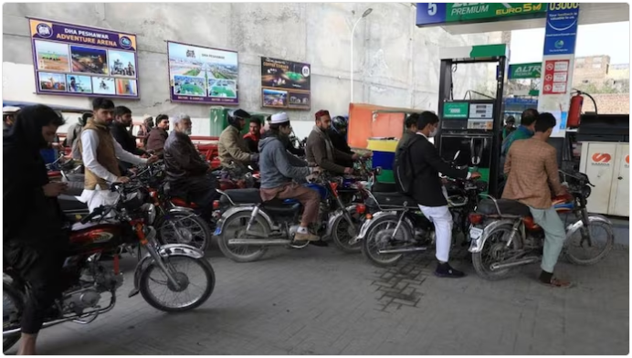由于燃料短缺 巴基斯坦加油站排起了长队