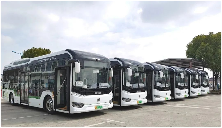 青浦首批氢能源公交车投入使用