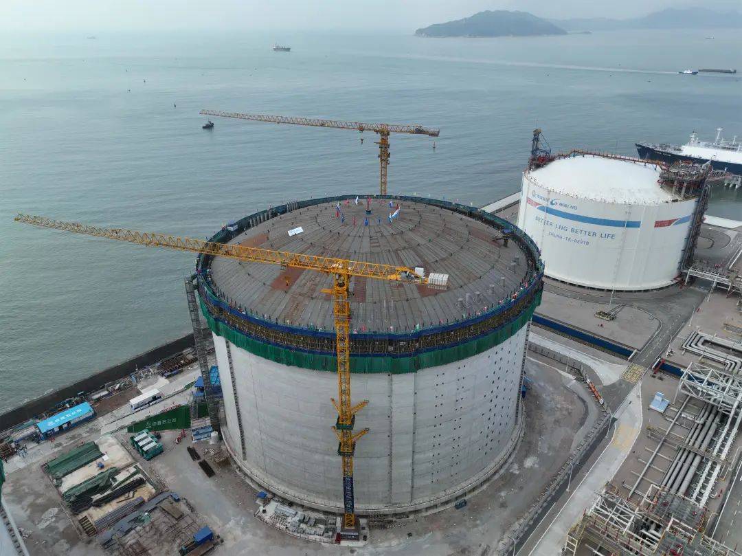广东珠海LNG扩建二期项目第三座储罐成功升顶！