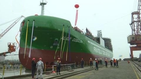 我国自主建造的8200立方米LNG加注船在江苏启东顺利下水