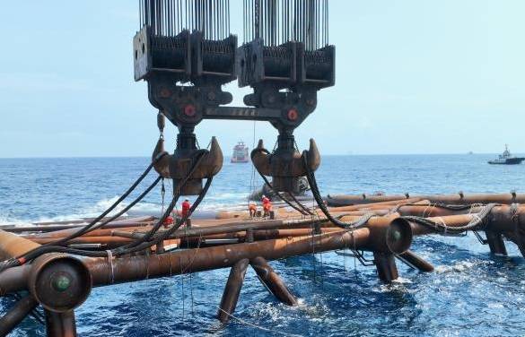 中海油深圳万吨级海上平台“恩平20-4”导管架下水安装