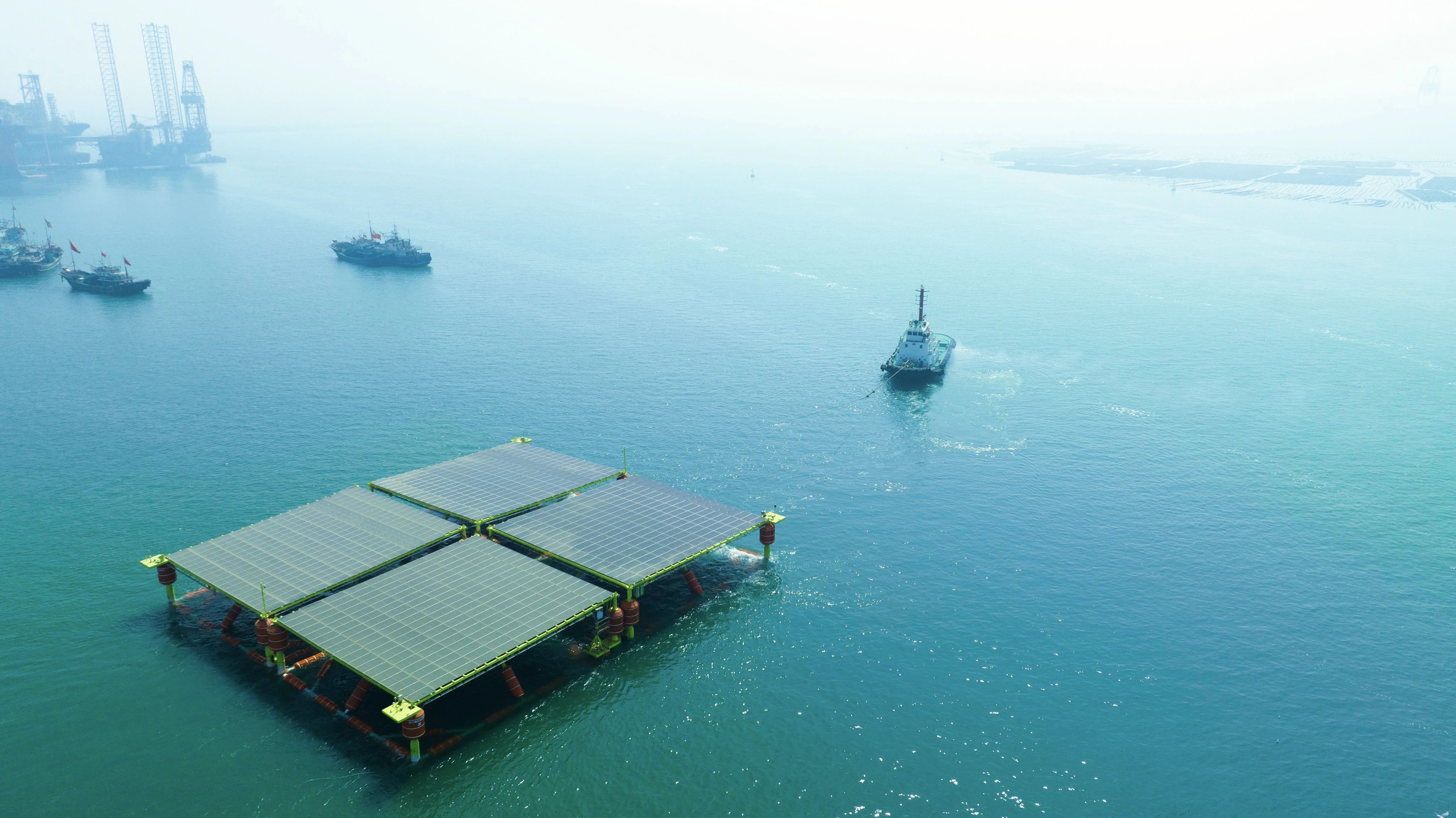 國內首個半潛式海上光伏發電平臺交付 由中集來福士研發制造