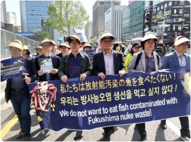 韩国百余个市民团体在日本领事馆前怒批核污水排海：不想让核辐射鱼上餐桌