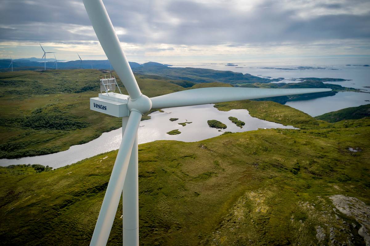 國內首個“海上風電+海洋牧場+海水制氫”融合項目風機首吊成功！