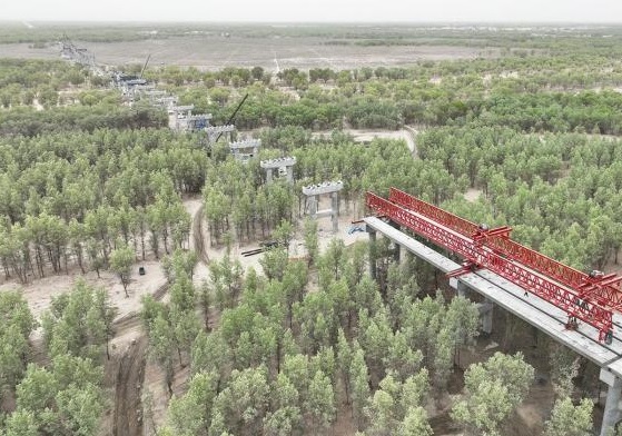 加強生態保護 新疆圖昆公路葉爾羌特大橋開始架梁