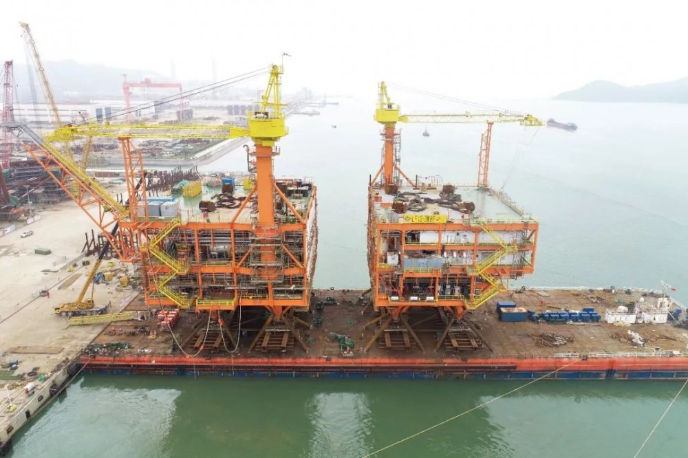 南海最大合作油田开发项目上部组块完工装船