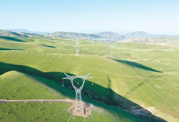 新疆超高壓電網建設史上跨度最大！伊犁-博州-烏蘇-鳳凰Ⅱ回750千伏輸電線路工程全線貫通