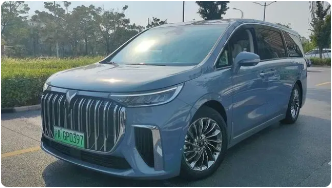 中国岚图Dream EV电动商务车在俄罗斯上市启售