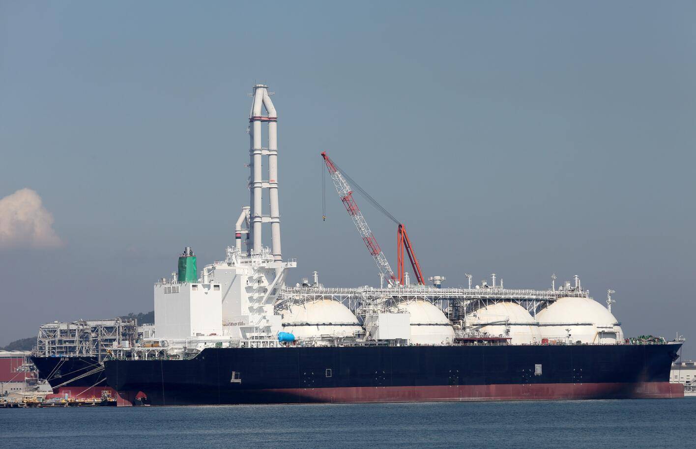 中国首船跨境人民币结算液化天然气完成接卸