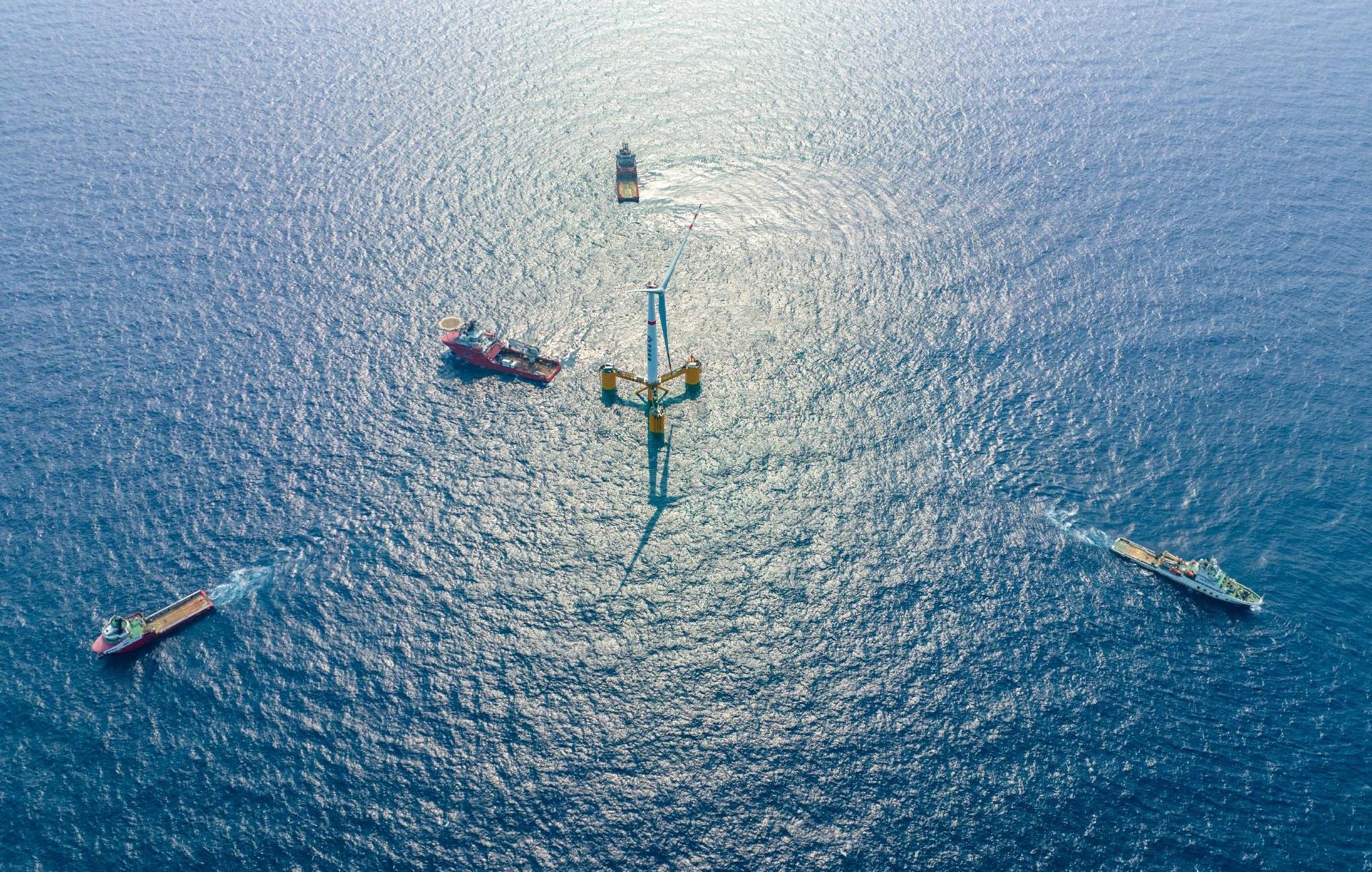 我国首次实现深远海浮式风电平台直供海上油气田群
